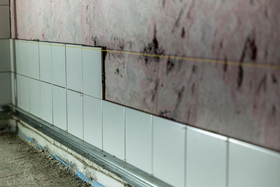 Professionele reparatie van een beschadigde cementvloer door De Vloeren Dokters.